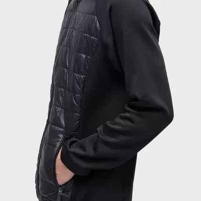 Casaco preto acolchoado na frente e mangas lisas com bolso com fecho.