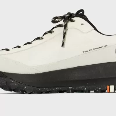 Tênis branco Osklen Biokinetics com sola preta e atacadores preto e branco