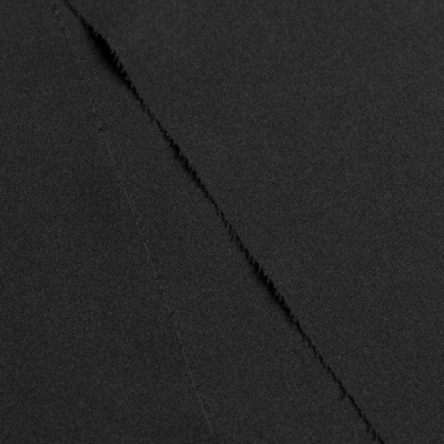 tecido preto com corte serrilhado