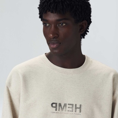 Camisola bege clara com texto HEMP cinza escuro em fundo branco