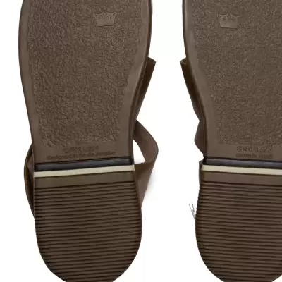 Solas de sandálias castanhas com textura e pequena coroa