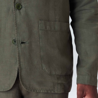 Casaco verde-acinzentado com bolso frontal e botões verdes em tecido liso