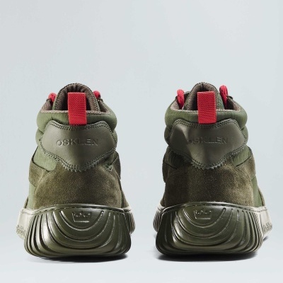 Par de sapatilhas verde escuro com detalhes vermelhos e sola grossa