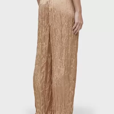 Calças largas bege claro com padrão enrugado e cintura elástica