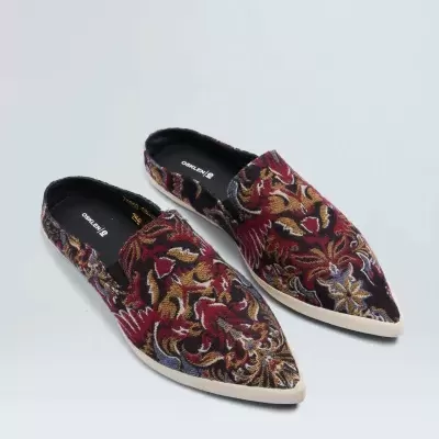 Sapatos slip-on com padrão floral colorido e sola branca