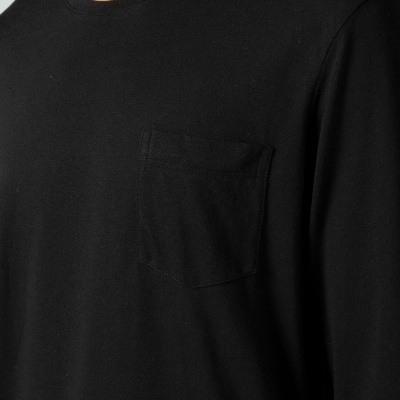 Camisola preta de manga comprida com bolso no peito