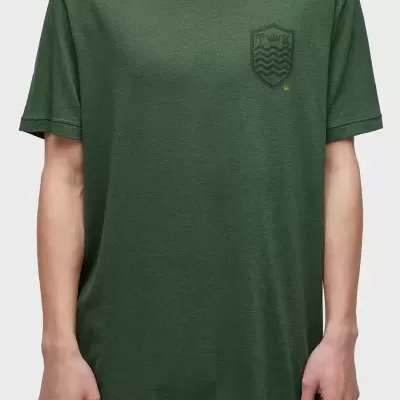 T-shirt verde escura com emblema no peito esquerdo