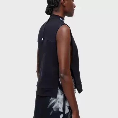 Colete feminino preto sem mangas visto de lado