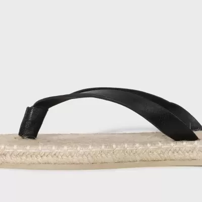 Sandália de cunha palha e tiras pretas