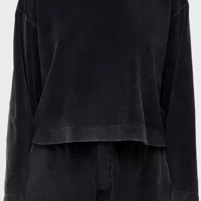 Conjunto de roupa preta com camisola de manga comprida e calças em tecido felpudo, em fundo branco.