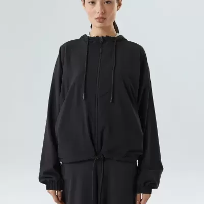 Casaco preto com fecho de correr e capuz