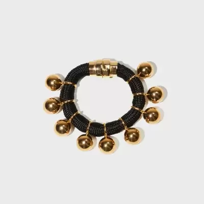 Pulseira preta com contas douradas penduradas e fecho magnético