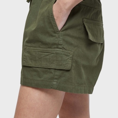 Calções verdes de tecido com bolsos laterais e cintura ajustável