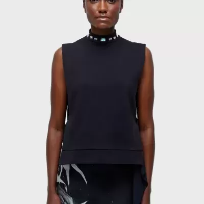 Top preto sem mangas com gola alta decorada em modelo