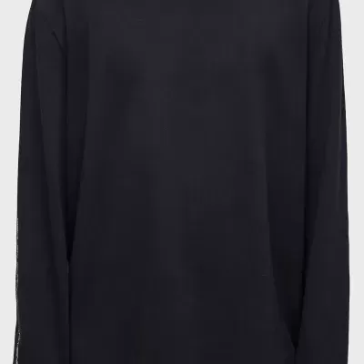 Camisola preta de manga comprida com gola redonda