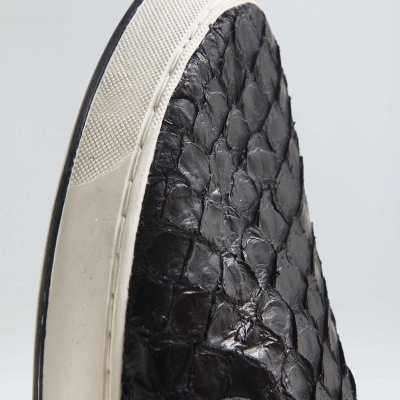 Ténis preto com textura de escamas e sola branca