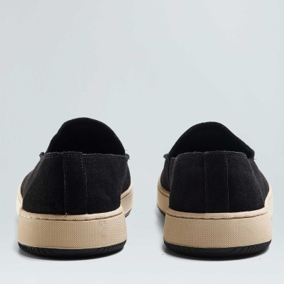 Sapatos casuais pretos em tecido com sola bege e preta vistos de trás