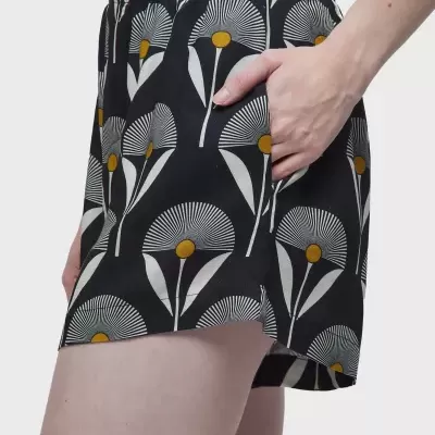 calções femininos com padrão floral em tecido preto