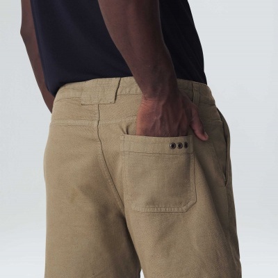 Calções bege com bolso traseiro e detalhes metálicos