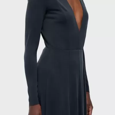 Vestido preto comprido com decote em V e mangas compridas