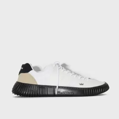 Tênis desportivo branco com sola preta e detalhes bege