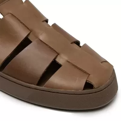 Sandália castanha em pele com tiras largas e sola de borracha