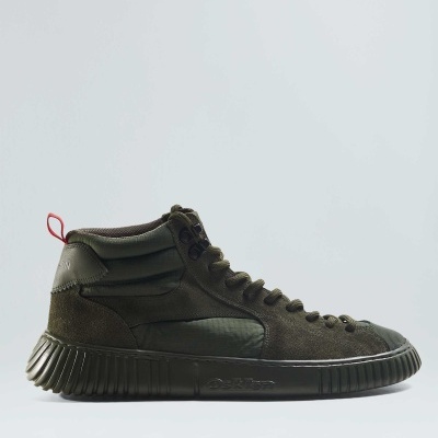 Tênis desportivo de cano alto verde-escuro com sola de borracha e puxador vermelho