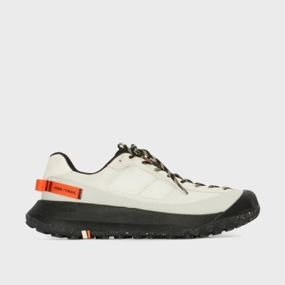 Ténis desportivos branco e preto com detalhes laranja e sola preta.