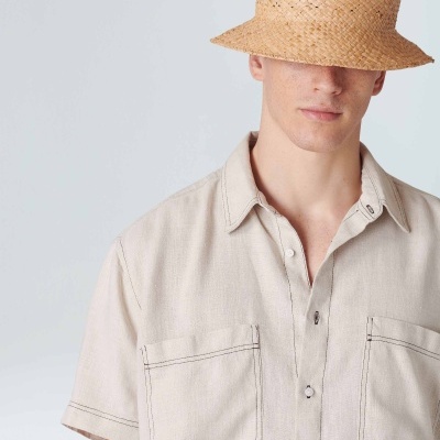 Homem com camisa bege clara e chapéu de palha castanho claro