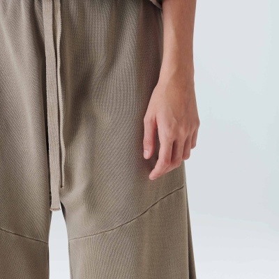 Calças castanhas de tecido canalé com cordão na cintura