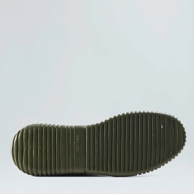 Sola de sapato verde escura com ranhuras horizontais e texto SQAUR gravado