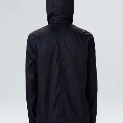 Casaco impermeável preto com capuz visto de costas