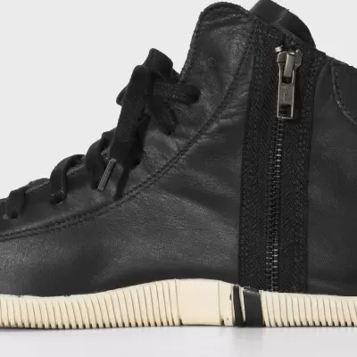 Tênis de cano alto preto com fecho de correr lateral e sola bege