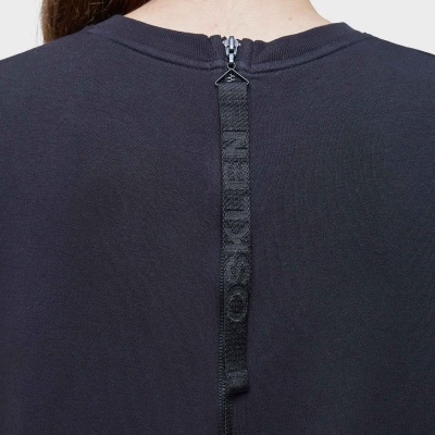 Peça de roupa preta com fecho nas costas e fita 'OFF-WHITE' em relevo