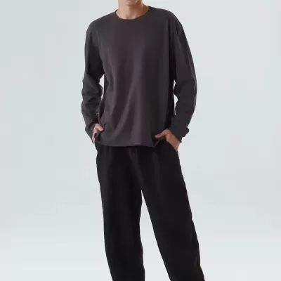 Homem com roupa casual escura em fundo branco