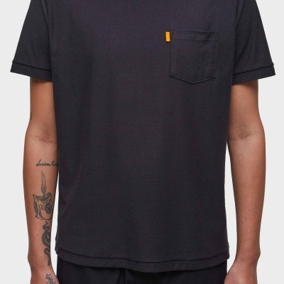 T-shirt preta com bolso no peito e etiqueta laranja em modelo