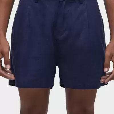 Calções masculinos azul escuro com cintura alta e pregas frontais