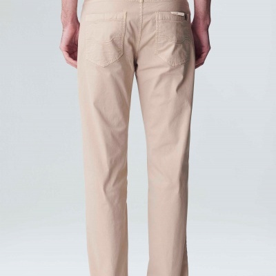 Calças bege claras retas vistas de trás com bolsos e etiqueta