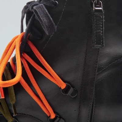 Bota preta de couro com atacadores laranjas e verdes e fecho de correr