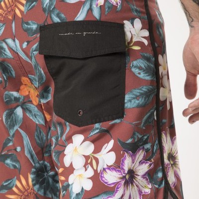 Calções de praia com padrão floral e bolso preto com texto