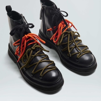 Botas pretas de couro com atacadores verde-oliva e laranja e zíper lateral