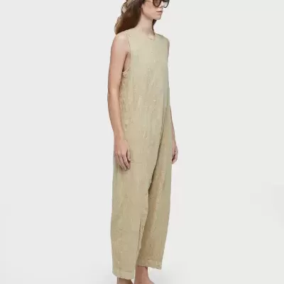 Macacão cuts wrinkled