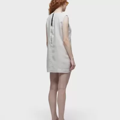 Vestido curto cinza claro sem mangas com fecho preto nas costas