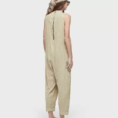 Macacão cuts wrinkled