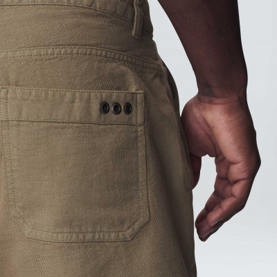 Calças castanho claro com bolso traseiro e botão, vista lateral