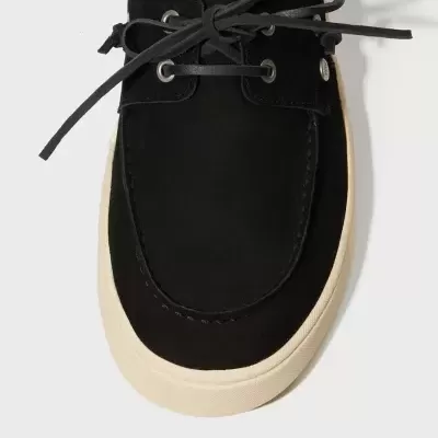 ténis preto com sola branca e atacadores pretos