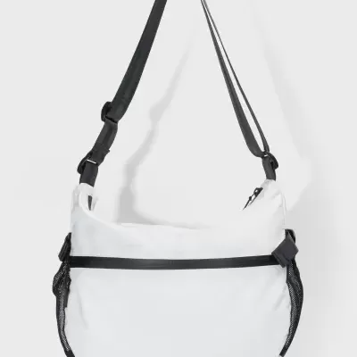 Mochila branca com alça preta e detalhes em malha preta nas laterais