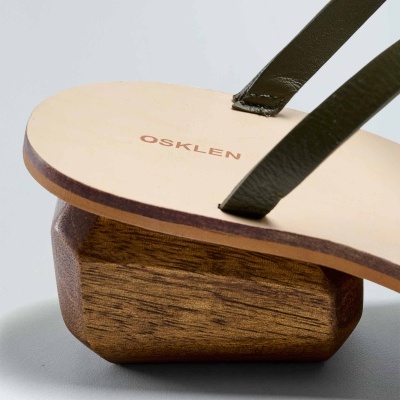 Sandalia tiras salto pedra Osklen