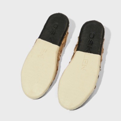 Chinelos rasteiros com sola preta e parte superior castanha texturizada