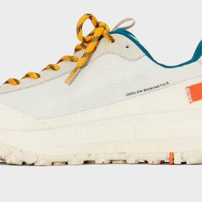 Ténis branco com atacadores amarelos e detalhes azuis